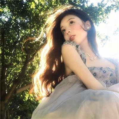 庭院里的女人